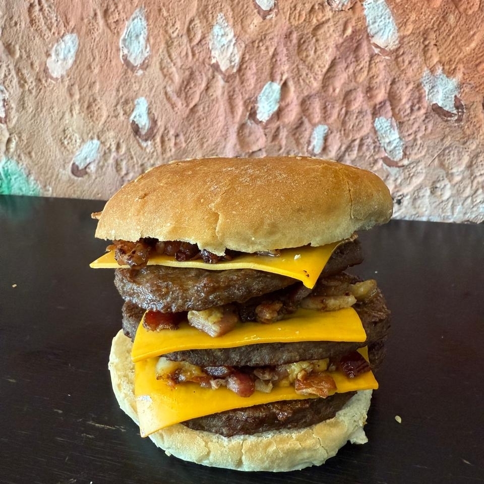 3 carnes, cheddar fatiado, cheddar cremoso, bacon