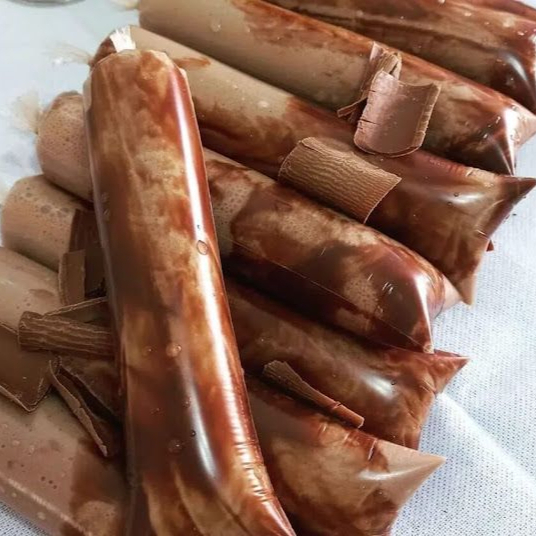 Geladinho feito com base de chocolate 50%,envolvido em uma casquinha de chocolate crocante,bem equilibrado no sabor.pesa aprox(180g) Serve uma pessoa.