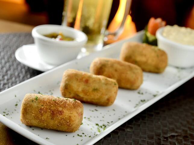 04 unidades Croquete de bacalhau, refogado com cebola, alho, azeitona preta e cheiro verde.