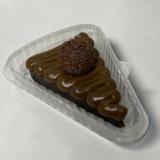 Fatia de brownie bem chocolatudo, macio e umida por dentro. brigadeiro cremoso em cima ( Pesa aproxi 180g )