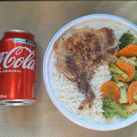 Marmita com deliciosa bisteca suína preparada com arroz branco, feijão e mix de legumes. Acompanha refrigerante lata Coca Cola 350ml bem gelada. Marmita indicada para 01 pessoa. Serve 1 pessoa (400g)