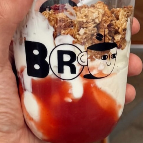 Parfait: Yogurt Griego +Puré de Fruta + Granola