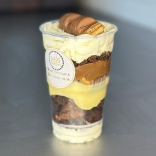 Um verdadeiro patrimônio da Mosfeitaria. Feito com chantilly cremoso, duas camadas de brownie, creme de chocolate gourmet, creme de chocolate branco e pedaços de Kinder Bueno, essa sobremesa é simplesmente irresistível. - APROX. 250GR