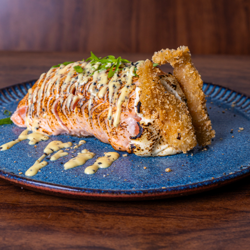 Temaki recheado com salmão, camarão cozido, cream cheese e molho de maracujá e hortelã.