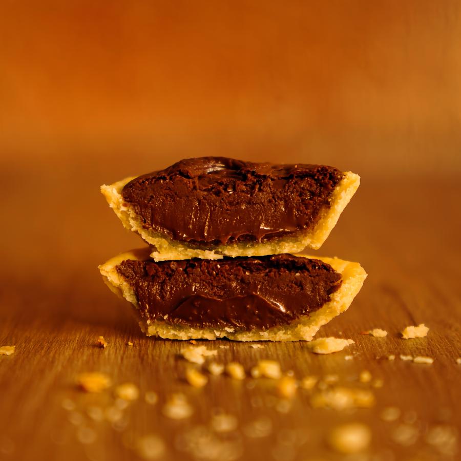 A estrela do cardápio e queridinha de todos! Nossa empadinha, recheada generosamente com o creme de avelã mais amado do mundo, Nutella, é um verdadeiro luxo para o paladar. Cada mordida é um abraço doce, cremoso e irresistível. Porque momentos especiais merecem o melhor! 🍫❤️✨