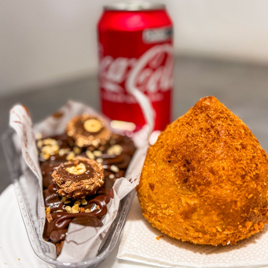Coxinha de costela com cream cheese (aprox 215g), pizza brownie Ferrero (aprox130g) + Coca-Cola lata 350ml. Perfeito pra matar a fome e adoçar o Dia!
