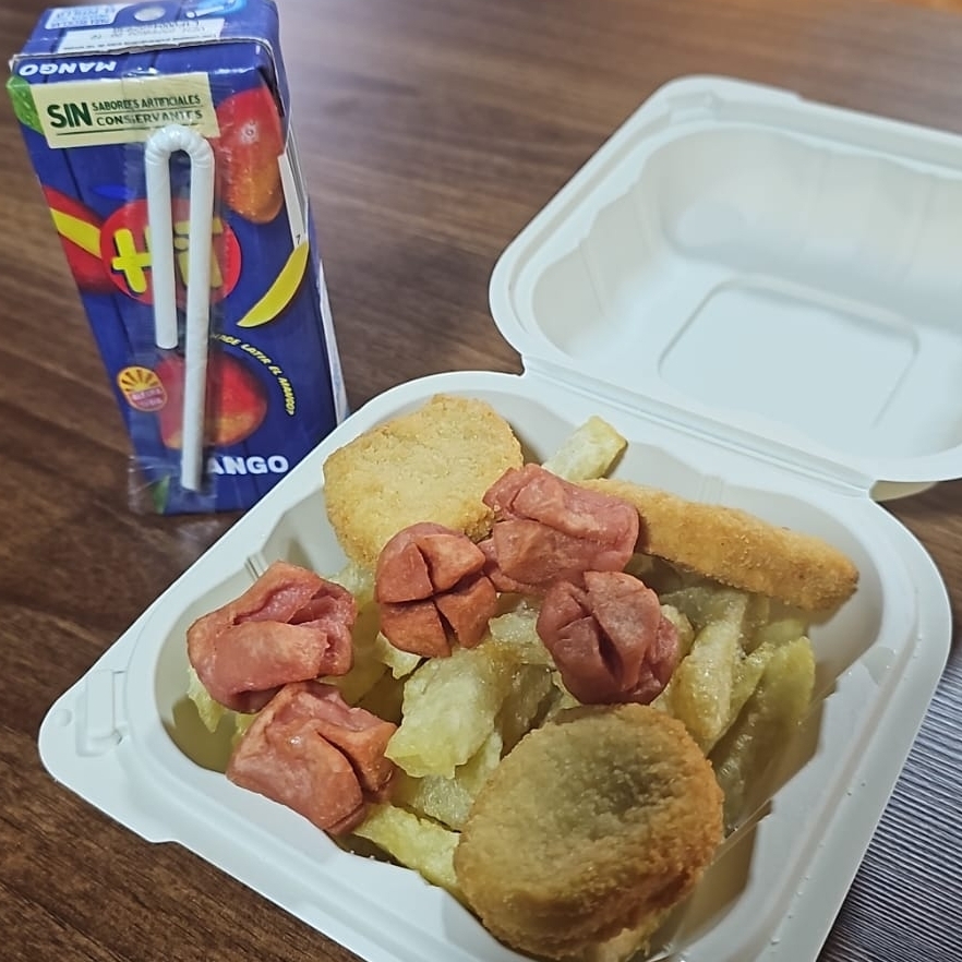Salchipapas Mini Boom Jugo Hit de Cajita