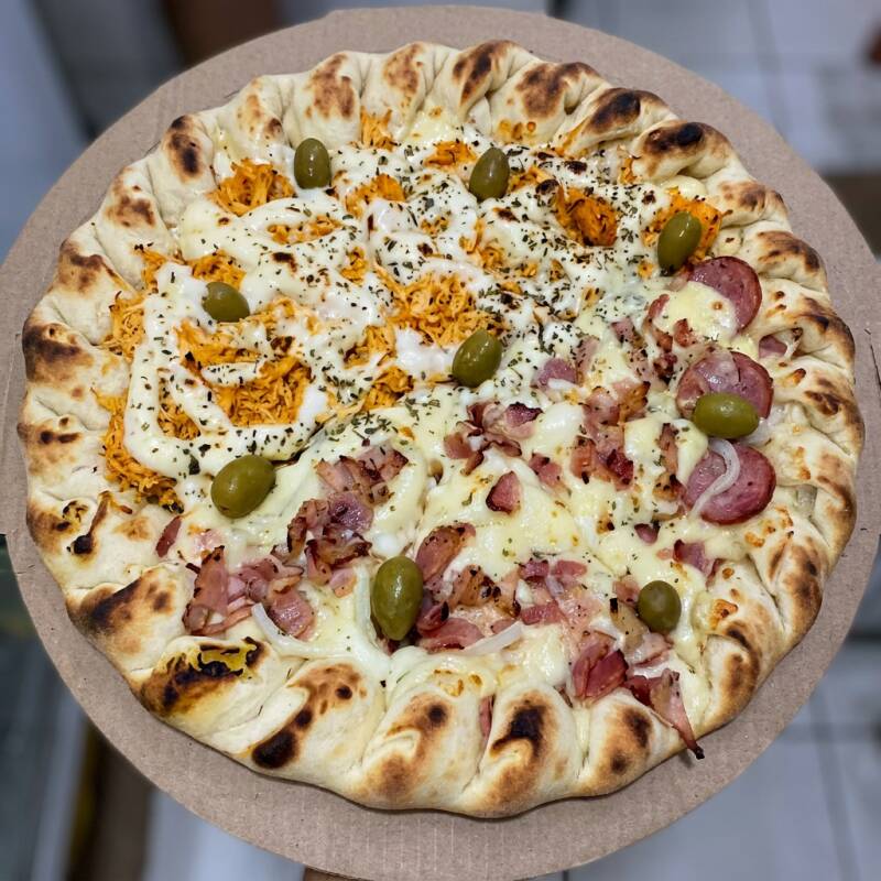 Brasileira quente: Massa, molho de tomate especial, calabresa, cebola, Catupiry, pimenta, mussarela, bacon, azeitona e orégano. Frango c/ Catupiry: Massa, molho, mussarela, frango desfiado, tomate, Catupiry, azeitona e orégano.