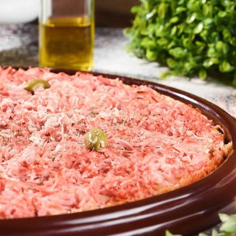 Molho de tomate, mussarela, presunto ralado, azeitonas e orégano.