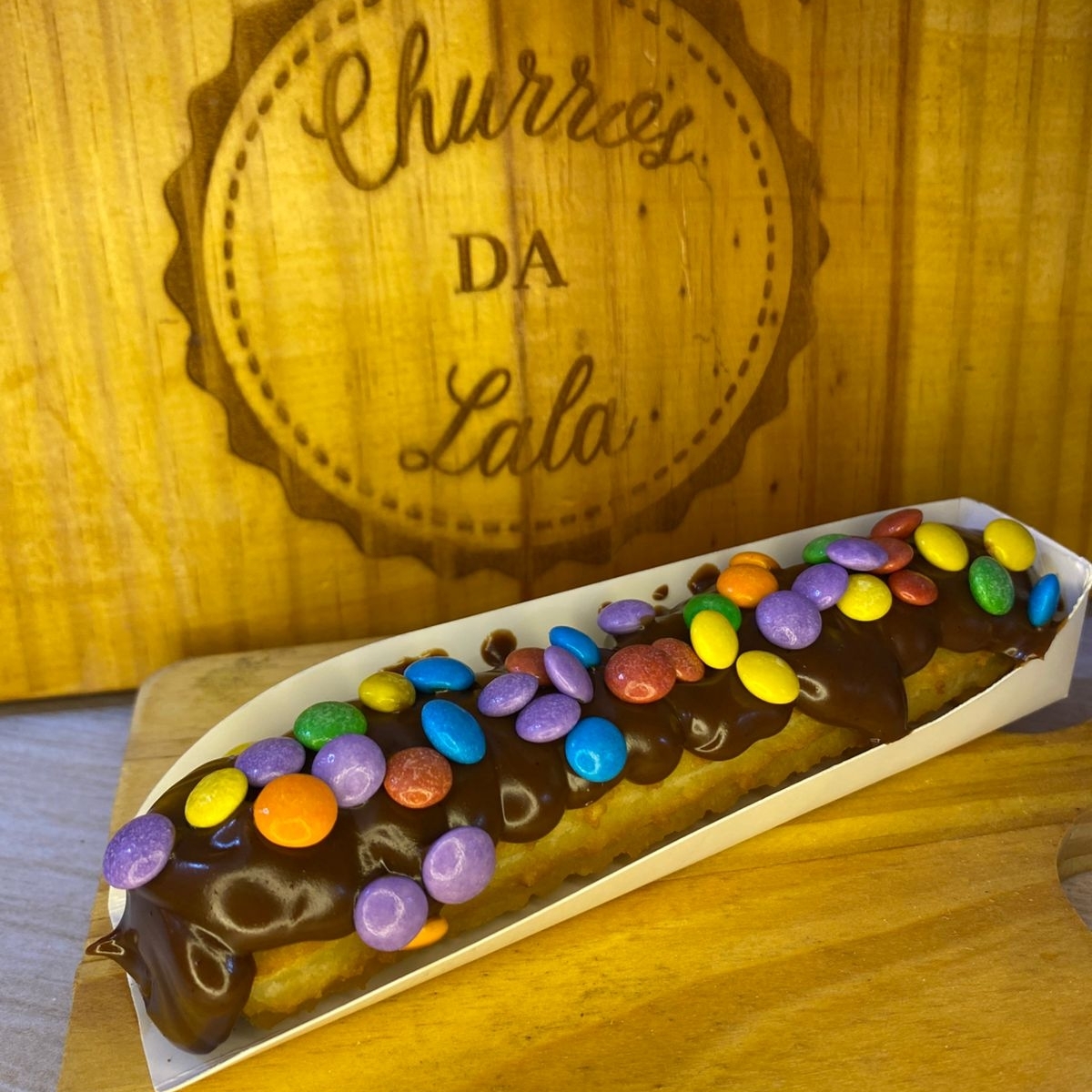massa fresca, artesanal feita todos os dias, com um delicioso recheio de alpino, finalizado com granulado a sua escolha