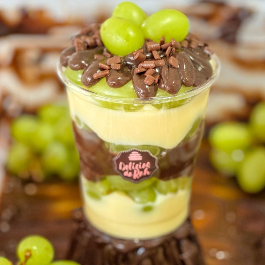 Copo da Felicidade com Nosso creme de chocolate intercalados com uvas verdes sem semente e nosso creme de leite ninho ! Surreal essa combinação. Copo Bolha 200ML