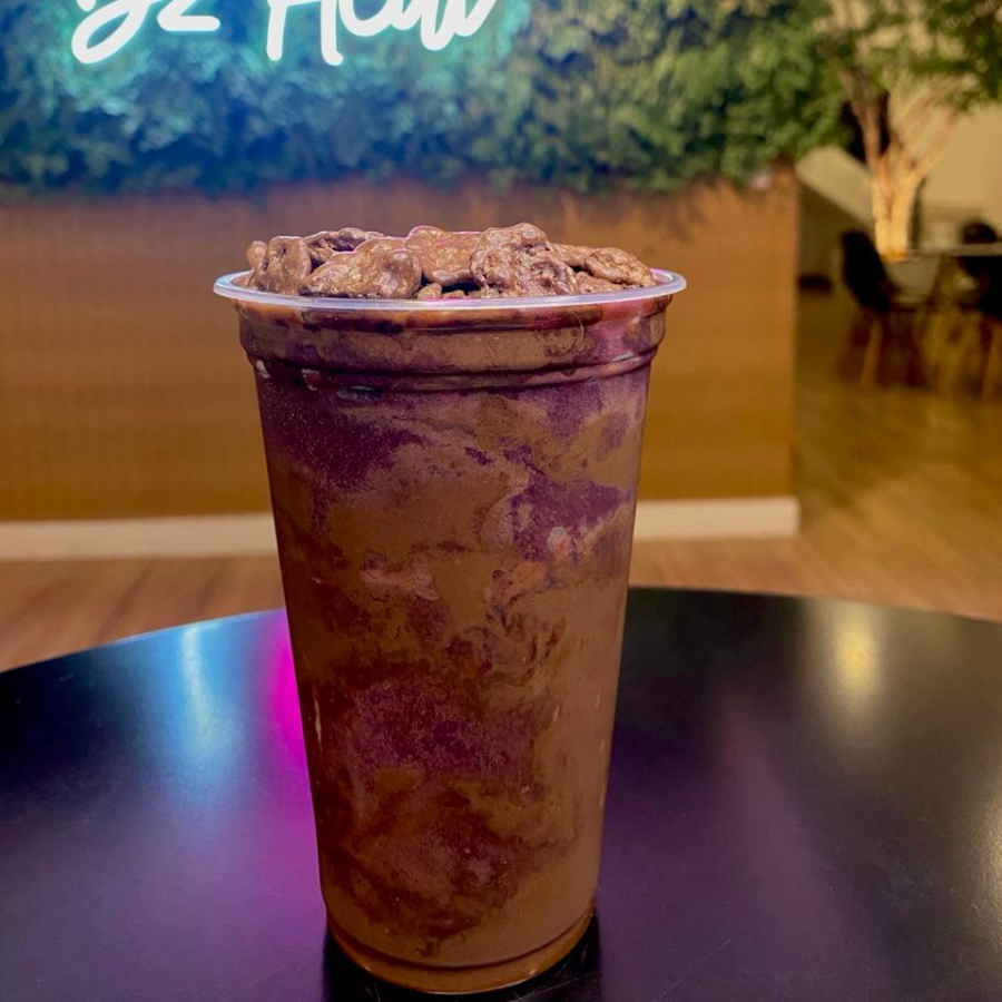 Um copo recheado de açaí e um creme de ovomaltine delicioso, finalizado com flocões de ovomaltine coberto com chocolate ao leite - Rocks
