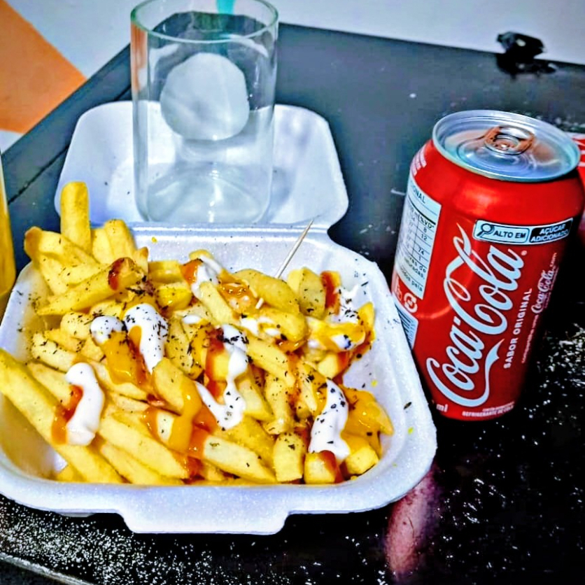 Nosso combo acompanha 300gr de batata frita sequinha e crocante + 1 Coca lata geladinha + 1 copo de vidro personalizado