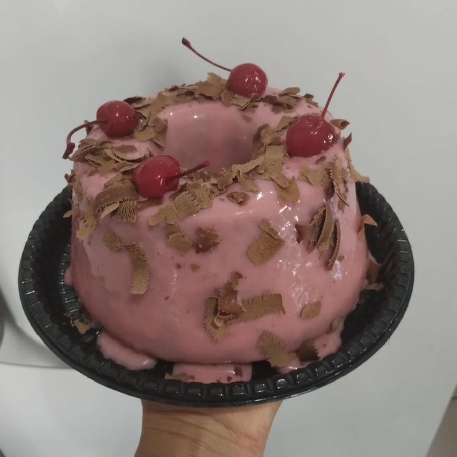 Massa fofinha de bolo sensação com pedaços de chocolate e cerejas por cima. ( aprox.650g,serve 4 pessoas)