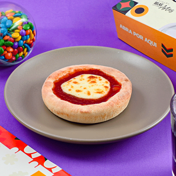 Recheio cremoso de queijo mussarela combinado com a doçura irresistível da goiabada, envolto em uma massa leve e crocante. A clássica combinação de sabores que mistura o salgado e o doce de forma perfeita. Peça agora e saboreie essa deliciosa mistura de Romeu e Julieta!