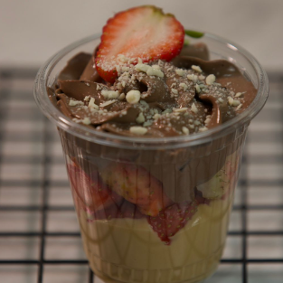 Sobremesa de pote com brigadeiro de ninho, morango e brigadeiro preto Sem açúcar, sem trigo e zero lactose 160g Não recomendamos para Celíacos e Alérgicos a Proteína do Leite