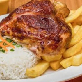 Pollo frito con arroz papas y ensalada