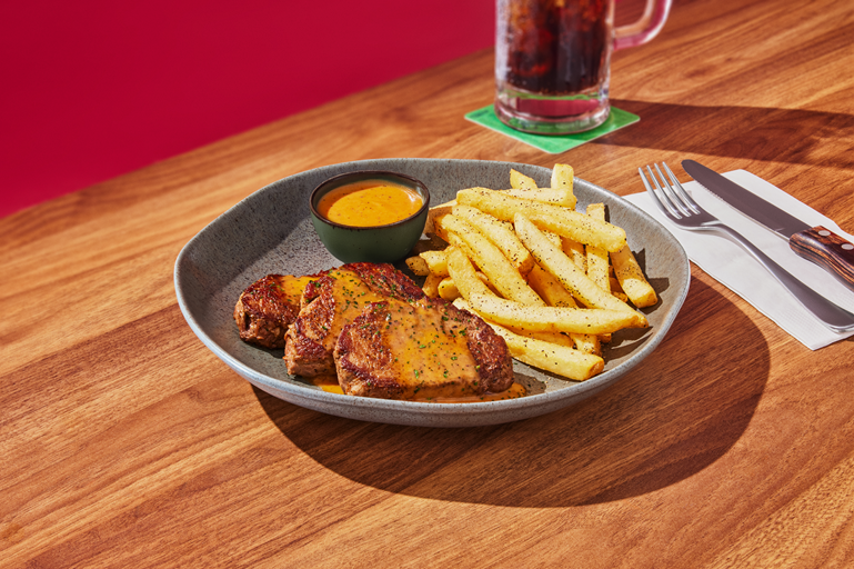 Três medalhões de filé mignon (210g no total), temperados com o exclusivo blend Outback, preparados na chapa no ponto de sua preferência e finalizados com o delicioso Peppercorn Sauce.