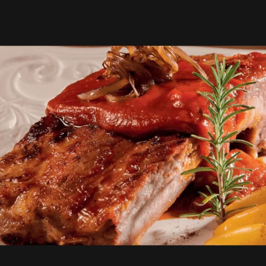 COSTELA NO BAFO SUINA ASSADA NA BRASA COM FAROFA E MOLHO A CAMPANHA