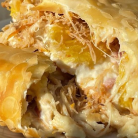 Frango desfiado com Catupiry Original e orégano.