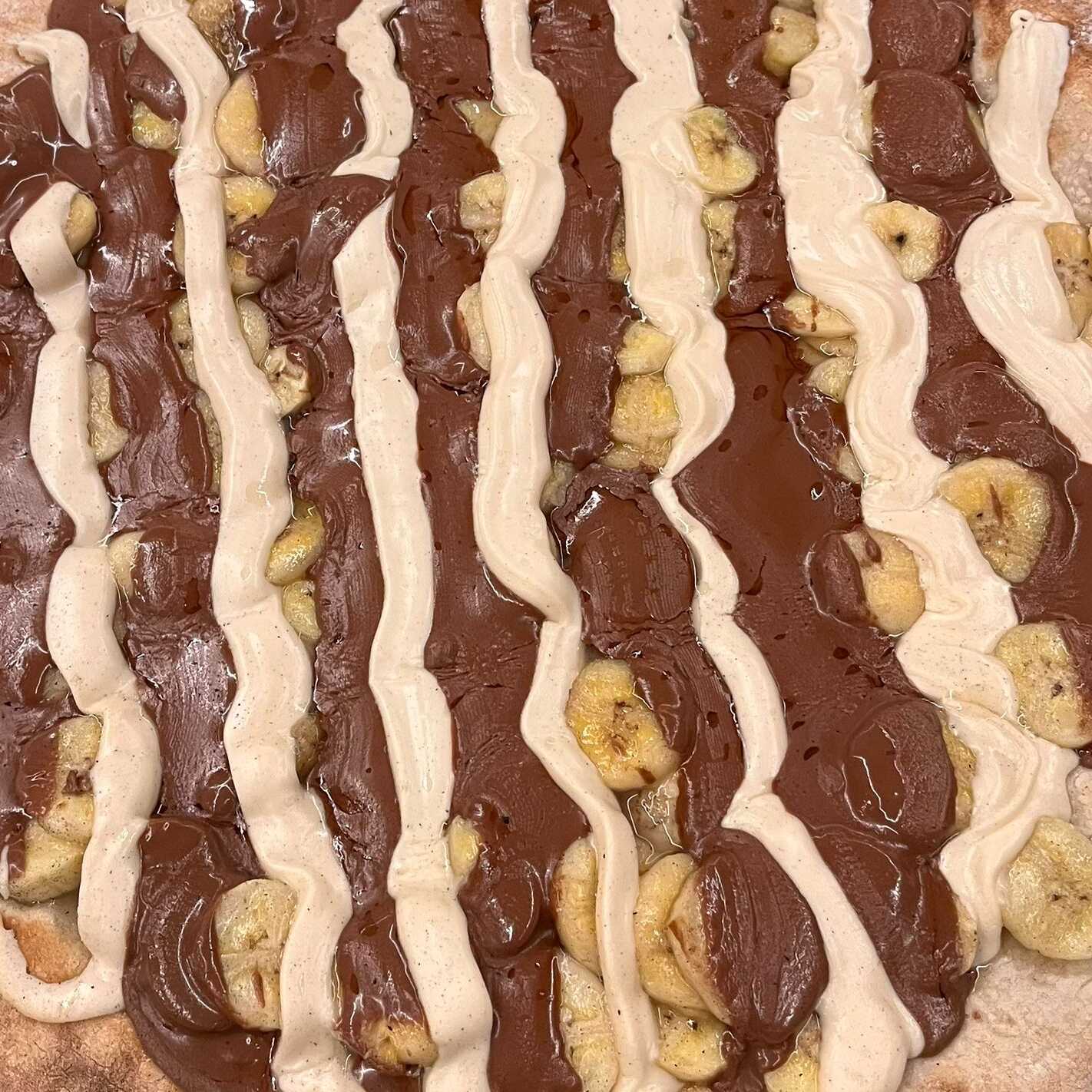 Creme de leite, muçarela, banana, chocolate preto e branco.