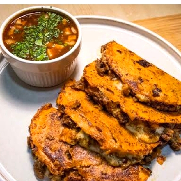 Combo-#1 (4 Quesabirrias y Medio Litro de Birria)