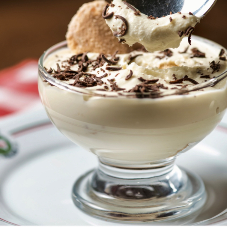 Creme a base de mascarpone e licor, bolacha no cafe expresso, chocolate ralado.