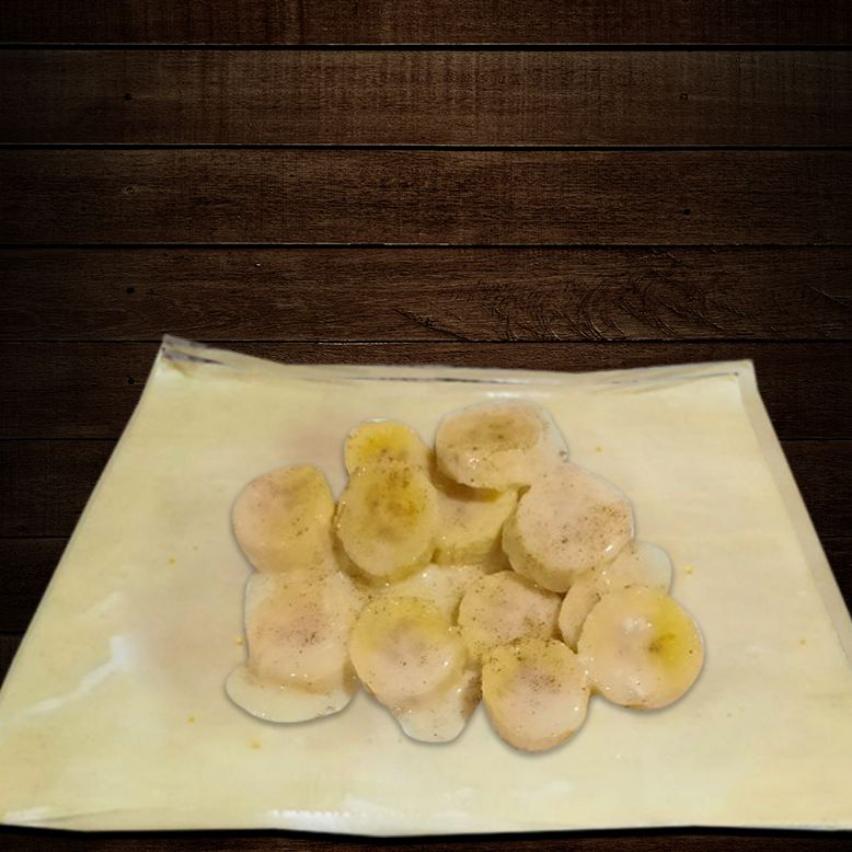 Este prato é recheado generosamente com a suculenta Banana Nanica, cuidadosamente escolhida e preparada. Adicionamos uma dose generosa de Leite Condensado, proporcionando uma doçura que equilibra perfeitamente com o sabor da fruta. Finalizamos com um toque de Canela em Pó, que acrescenta um aroma irresistível e uma pitada de calor.