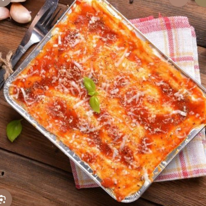 Macarrão,Muçarela,Bacon Crocante,Molho á Bolonhesa e Óregano.(Servindo até 2 Pessoas)