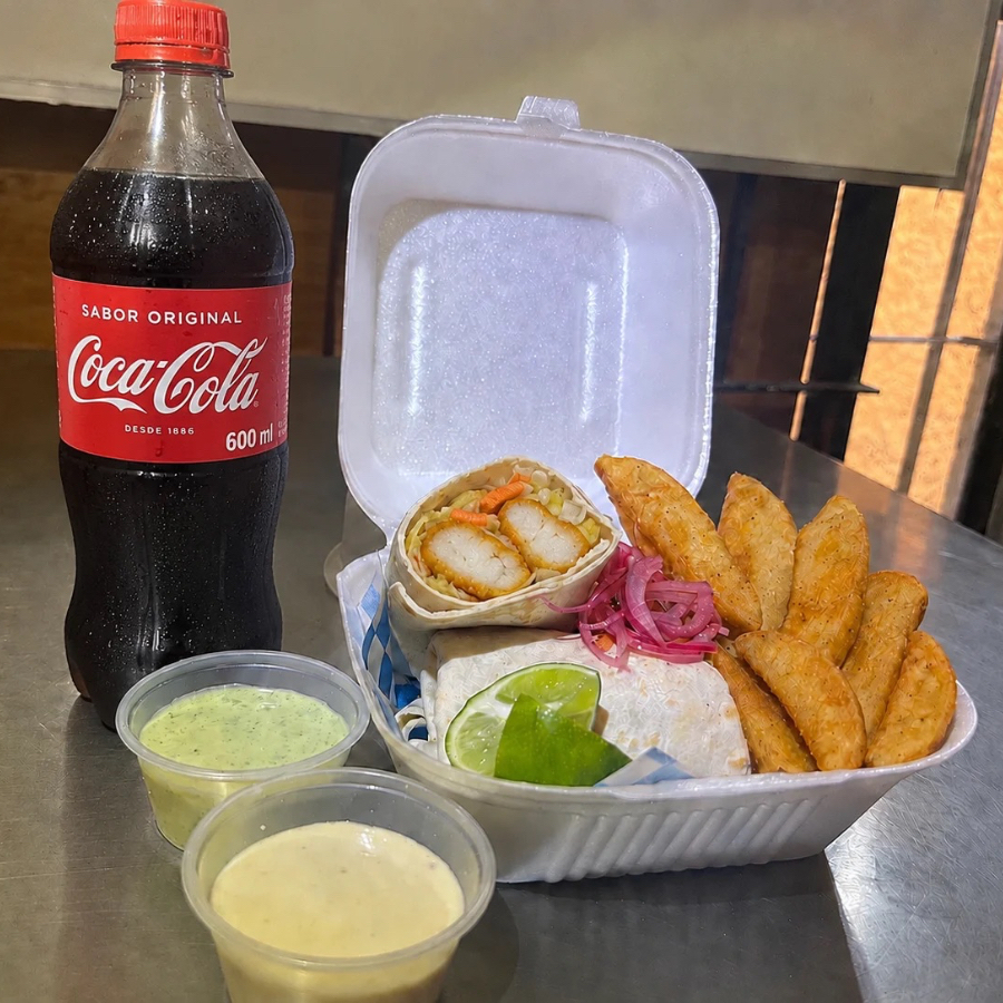 COMBO BURRITO DE PESCADO PAPAS Y REFRESCO