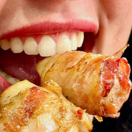 Escolha 3 opções de espetinhos e turbine sua batata frita.