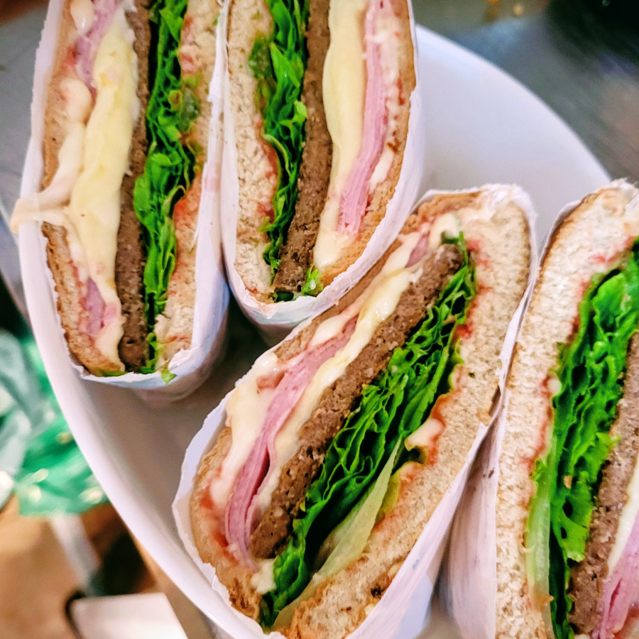 Hamburguer, presunto, mussarela, alface, tomate, Catupiry, ketchup, maionese