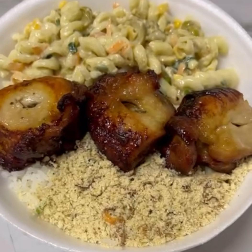 Almoço Delicia para quem ama preparos na brasa. Nosso prato feito é composto de Filé de Sobrecoxa desossada com temperinho especial: Acompanhada de Arroz branco, Vinagrete e Farofa, além do acompanhamento a sua escolha.