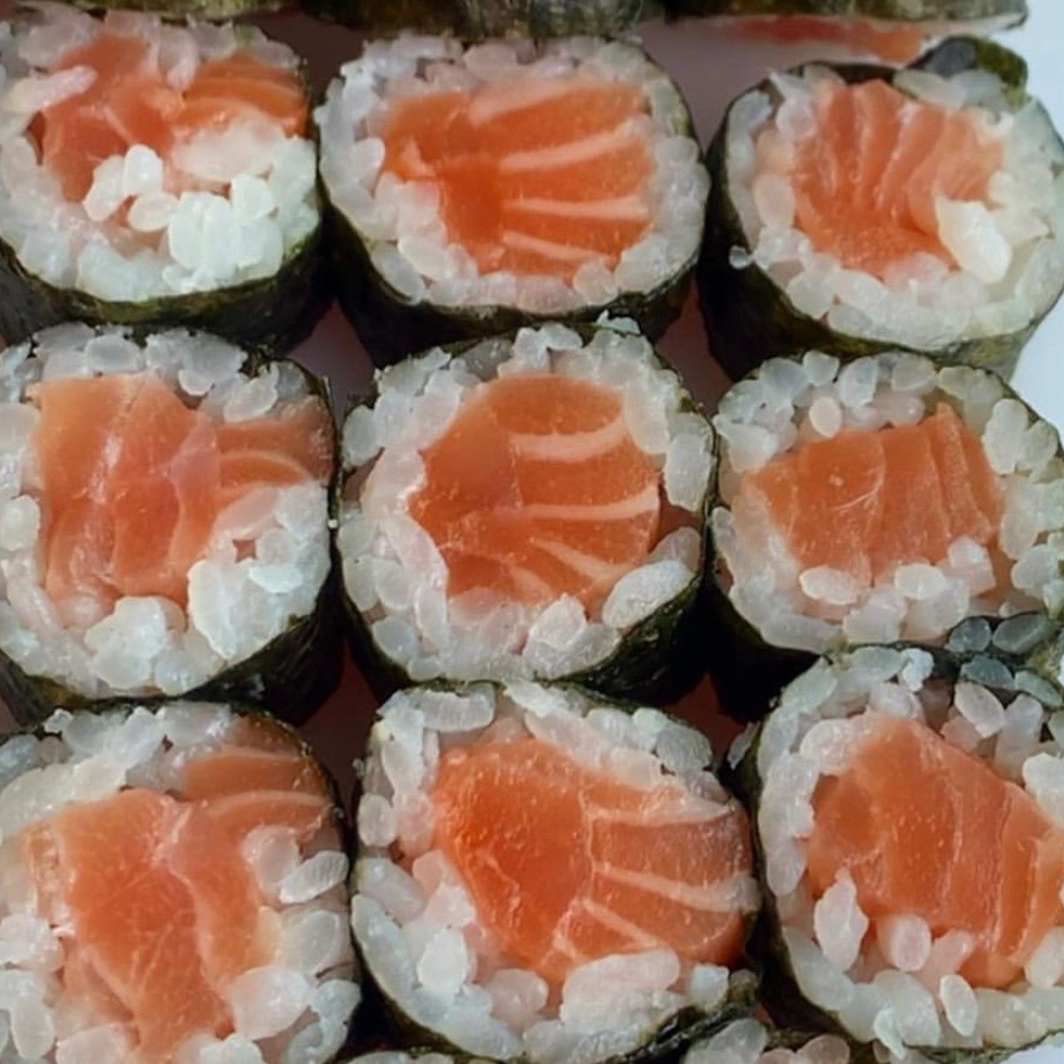 Clássico rolinho japonês (fino) com alga por fora, arroz e recheio de salmão fresco!!(contém 10 und)
