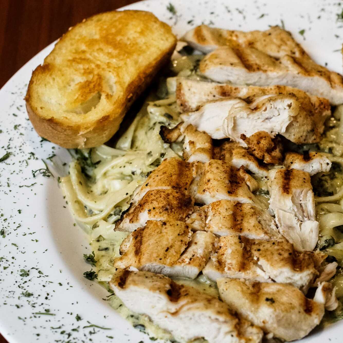 Fetuccini con Pollo a la Parrilla