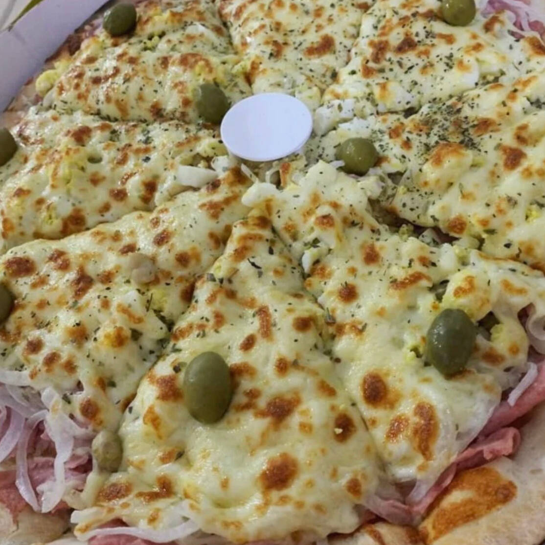 Molho de tomate, orégano, azeitona, presunto, ervilha, ovo, cebola e mussarela.