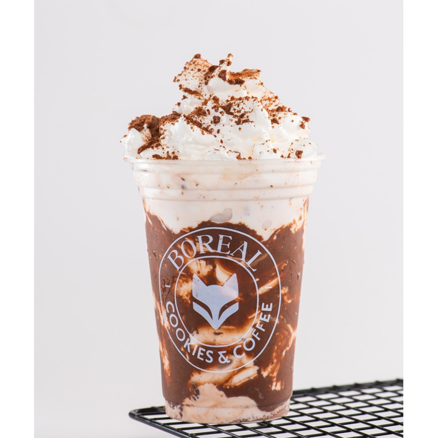 Sorvete de baunilha, com creme de Ovomaltine e crocante de Ovomaltine, finalizado com chantilly