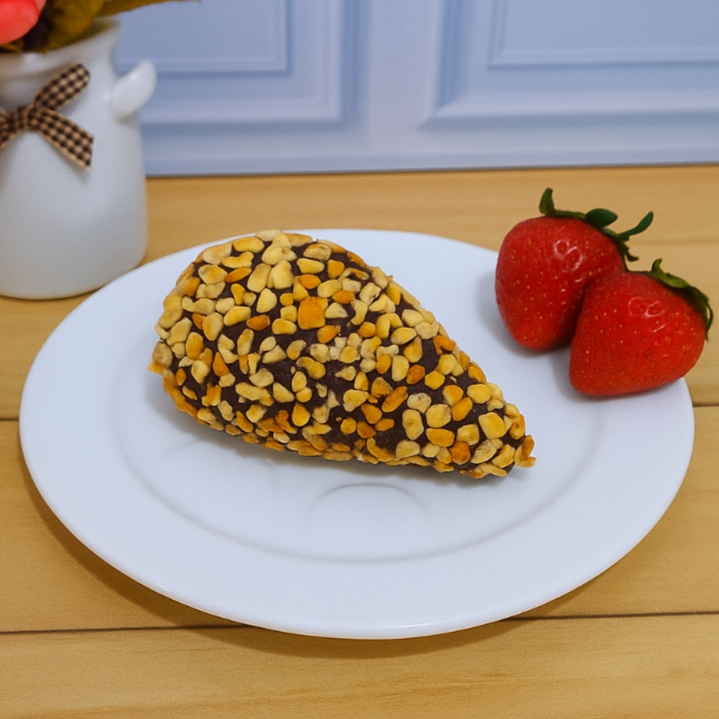Maravilhoso Morango gigante e suculento, envolvido em um saboroso brigadeiro de chocolate meio amargo e coberto com amendoins para dar aquela crocância. 60 gramas de pura delicia.