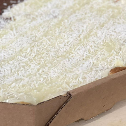 chocolate branco,leite condensado e cocô ralado.