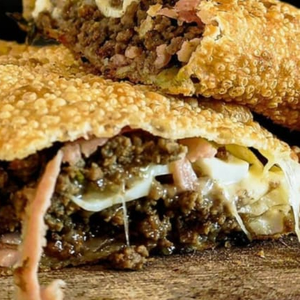 Crocância e irresistível! Pastel de carne moída com temperos especiais e guariroba.