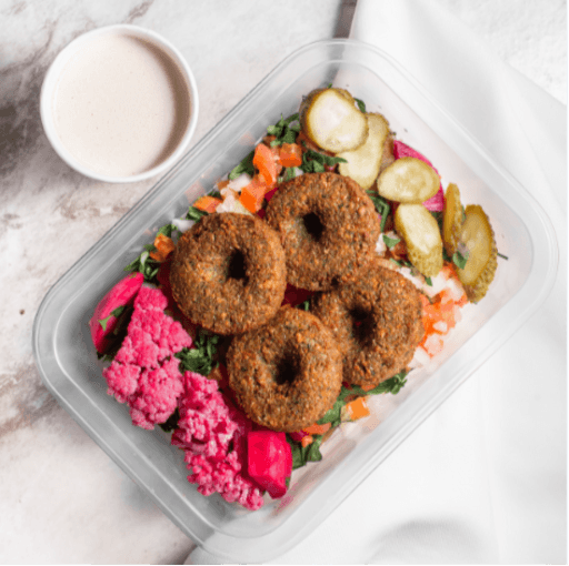 4 und Bolinhos fritos de fava e grão de bico, cebola, tomate e salsinha picados. Acompanha 2 pães libanês, molho tarator e conservas.