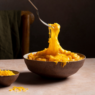 Mac And Cheese macarrão talharim com molho cremoso especial à base de cheddar gratinado de queijo parmesão e mussarela e contra file.