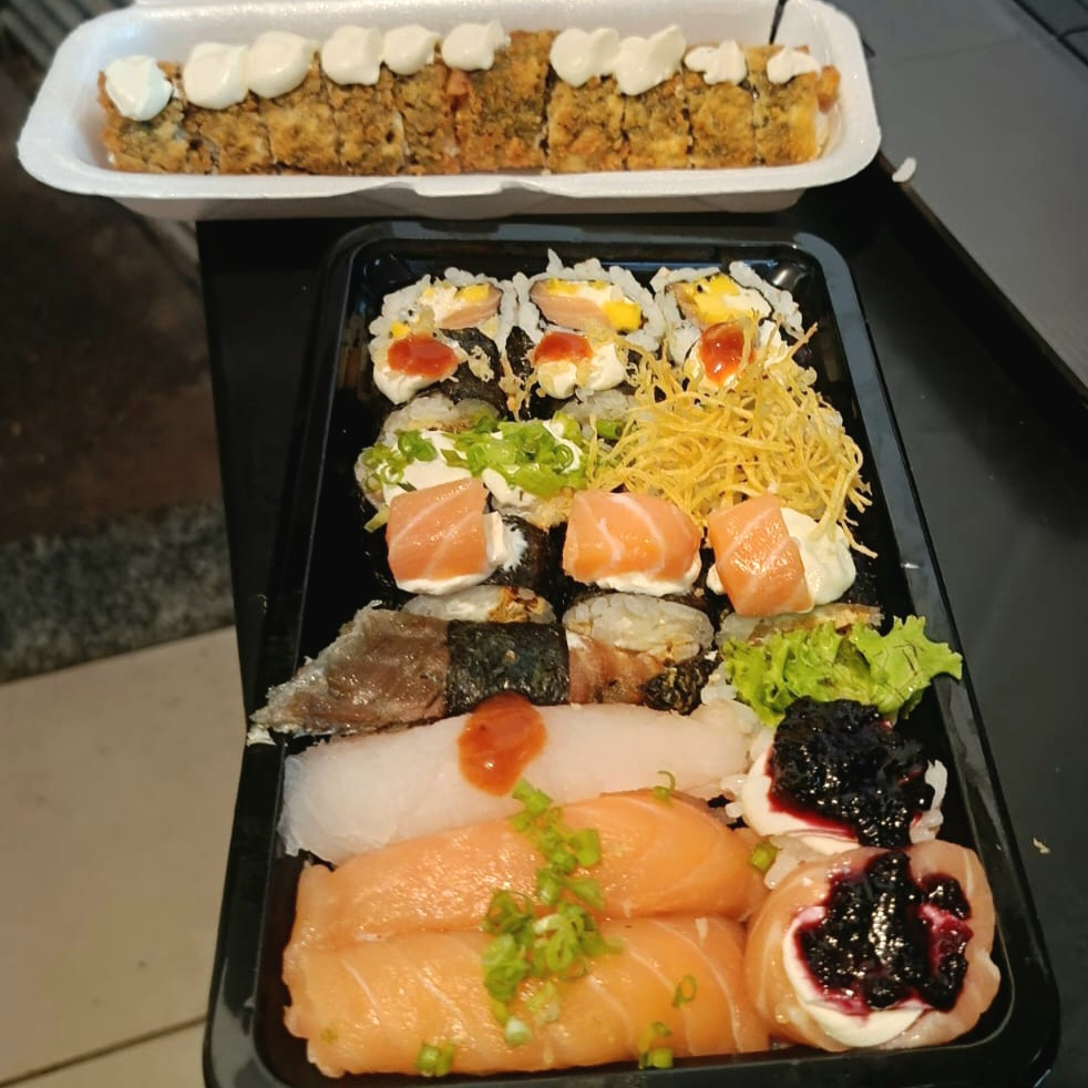 Quatro niguiris 10 sushis 4 Joe espescias 10 Hot + temaki salmao creme cheese em cubos