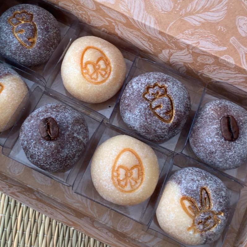 Caixinha com 8 Doces Gourmets com carimbo e embalagem de Páscoa. Sabores: ninho e chocolate. Fazendo essa compra você recebe um brinde especial <3