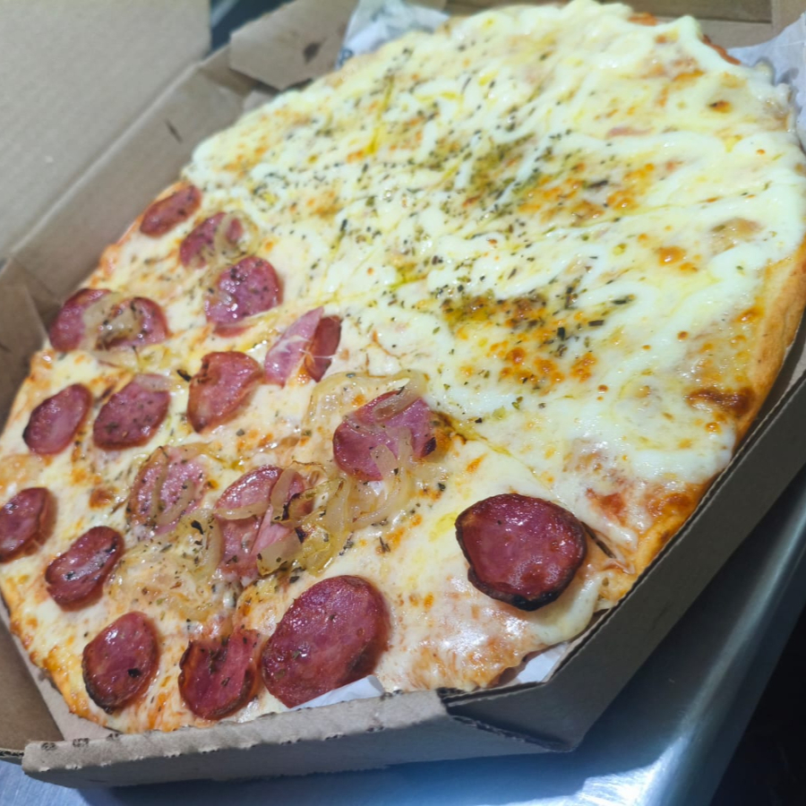 Pizza de 8 fatias Calabresa e 4 Queijos