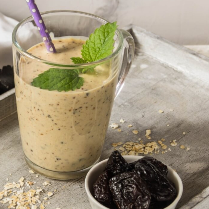 Leite, ameixa seca, açúcar e aveia