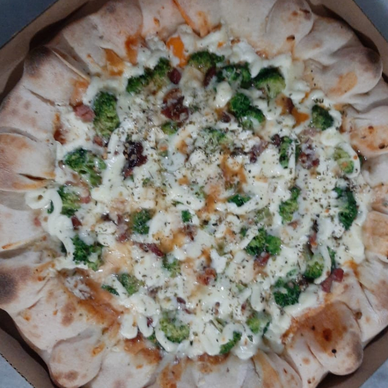 muçarela, molho, brócolis, bacon, catupiry ou cheddar , alho tostado