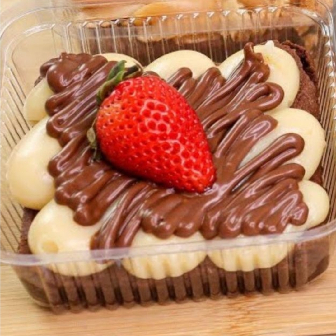 Um delicioso brownie macio e cremoso na medida com recheio de brigadeiro tradicional