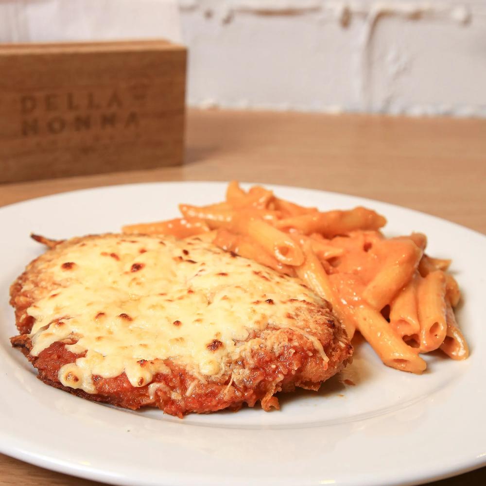 MILANESA DE POLLO A LA PARMIGIANA TRATORIA