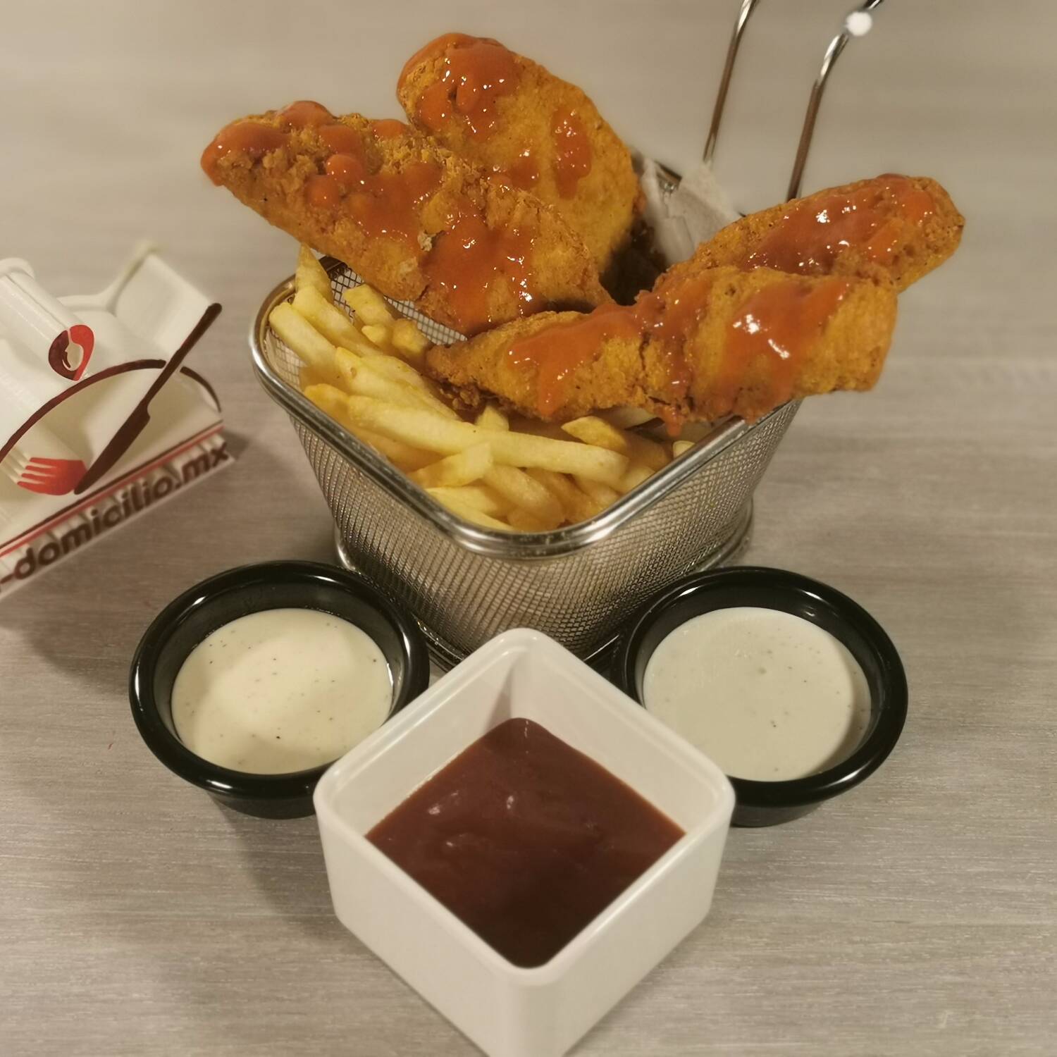 4 buffalo tenders con papas